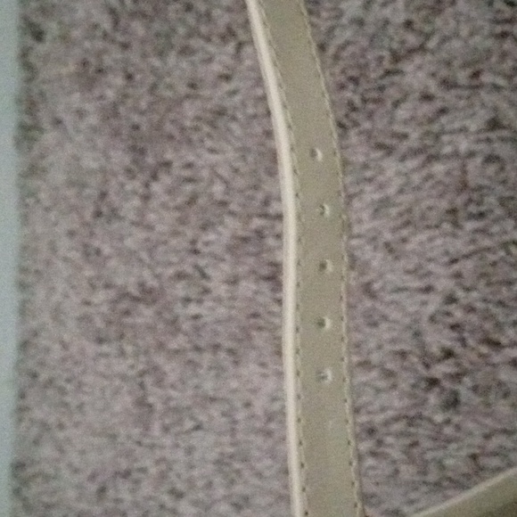 I'm selling a Guess size 8.5 cream colored platform heels.👠 - Picture 4 of 7